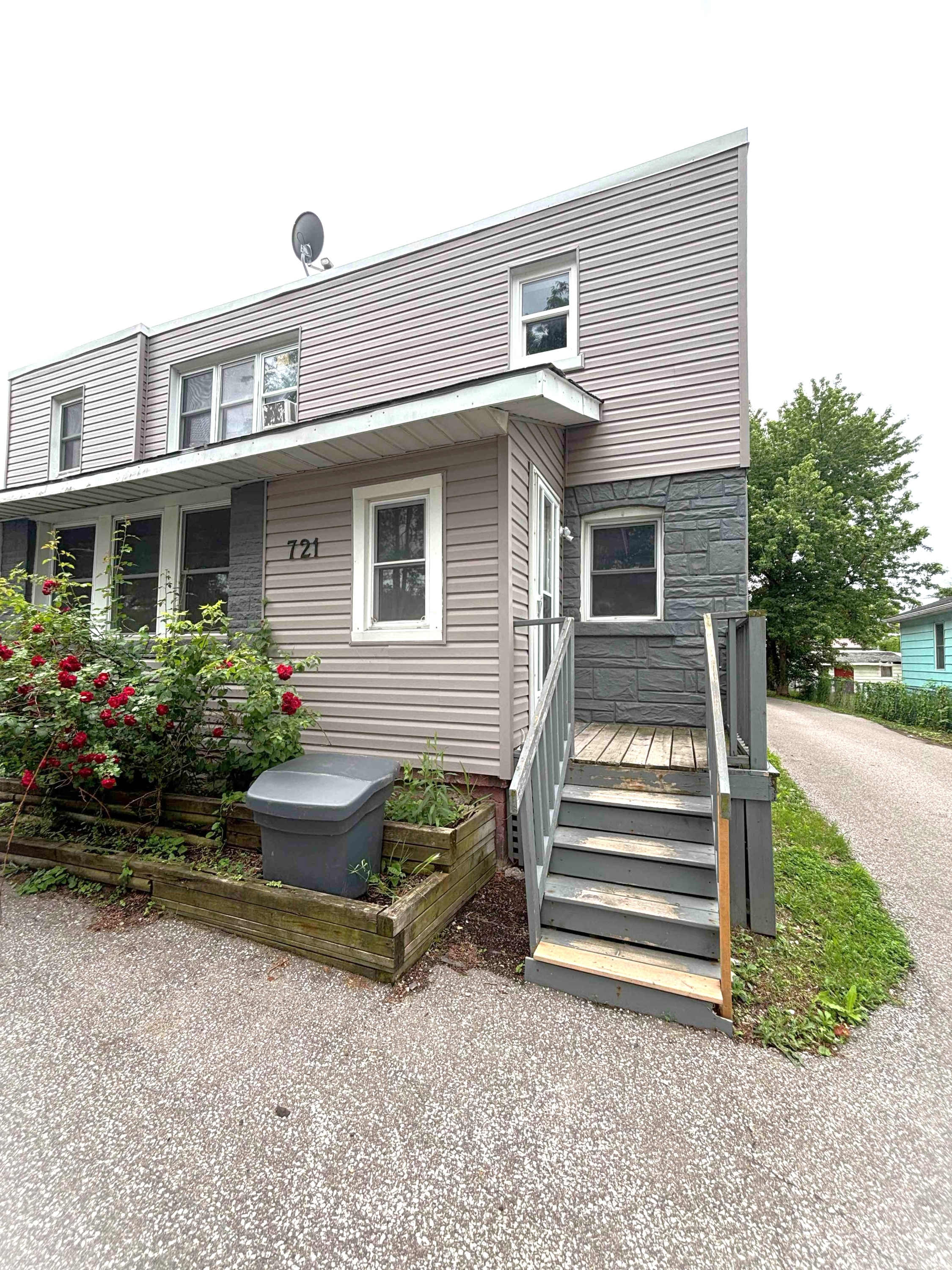 721/723 Devine St - 1, Sarnia, ON N7T 1X1 — photo 1
